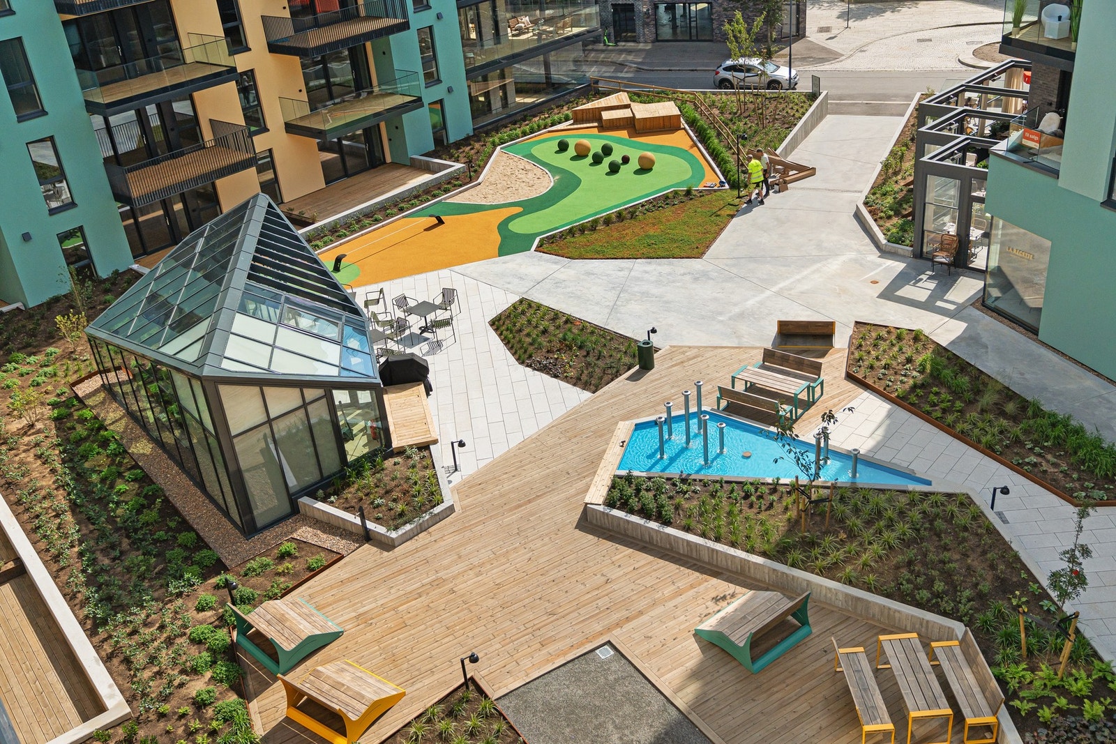 Parkmessig opparbeidelse med plen, prydbusker, bed, gangbaner, uteplasser, scene, amfi, glasshus, bocciabane øvrig beplantning m.m. Galleribilde