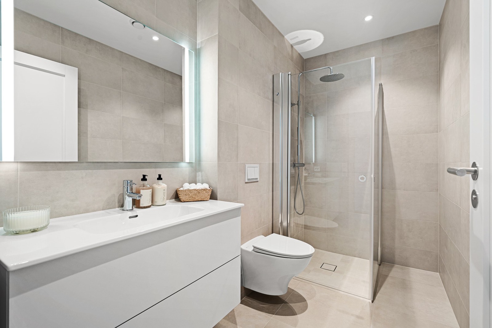 Lekkert og oppgradert fliselagt baderom Galleribilde