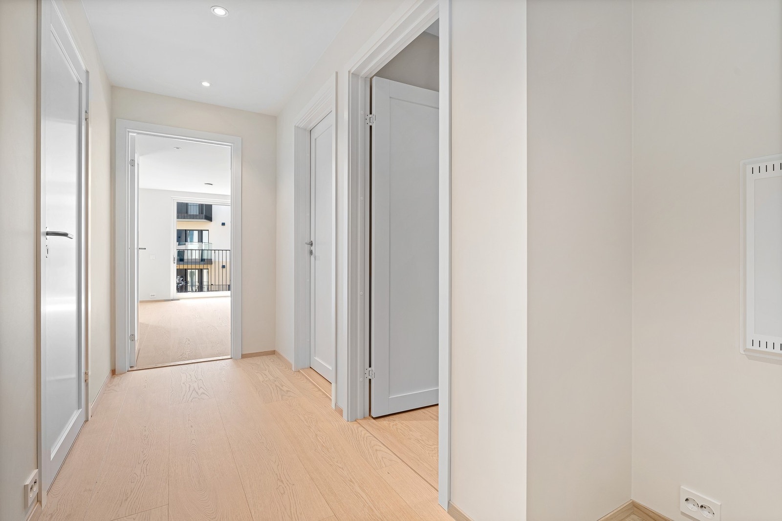 Entré med god plass til å henge fra seg yttertøy og sko. Her er det mulighet for ny eier å sette inn skyvedørsgarderobe Galleribilde