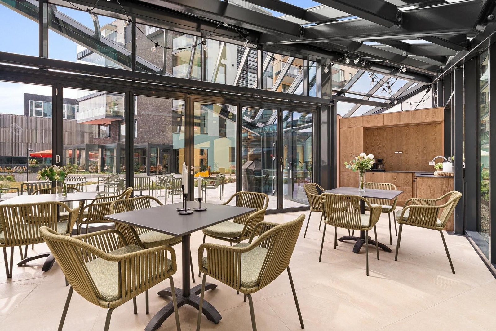 I midten av torvet finner du glasshuset - en privat og unik felles utestue med kjøkken, spiserom, grillmuligheter og masser av plass - alt tilhørende beboerne i Tangen Torv Galleribilde