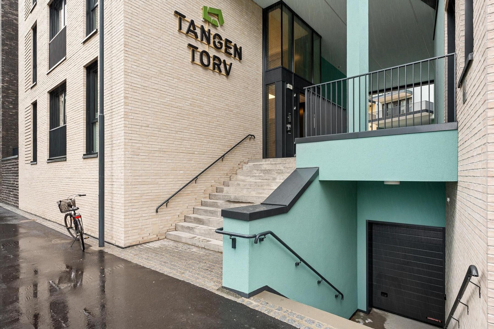 Rampe og port ned til en av flere sykkeloppstillingsplasser i sameiet. Galleribilde