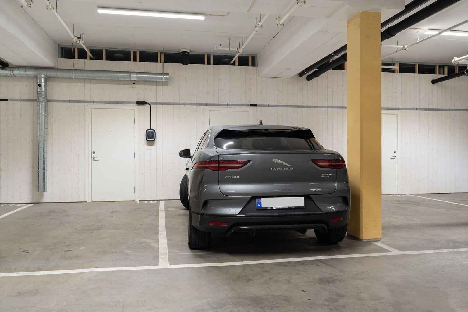 I tillegg medfølger egen bod og parkeringsplass i kjelleranlegg med enkel adkomst. (boden ligger i forkant av p-plassen). Galleribilde