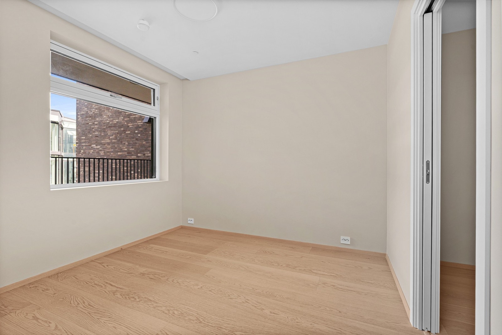 Soverommet har egen walk in closet med inngang til eget bad. Galleribilde