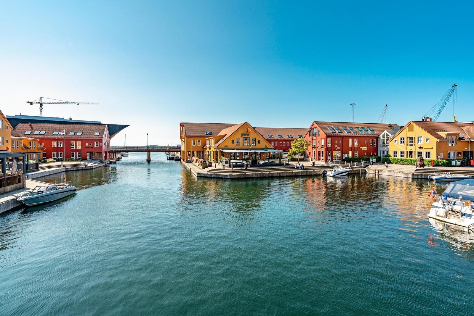 Kort vei til fiskebrygga med flere koselige restauranter. Galleribilde