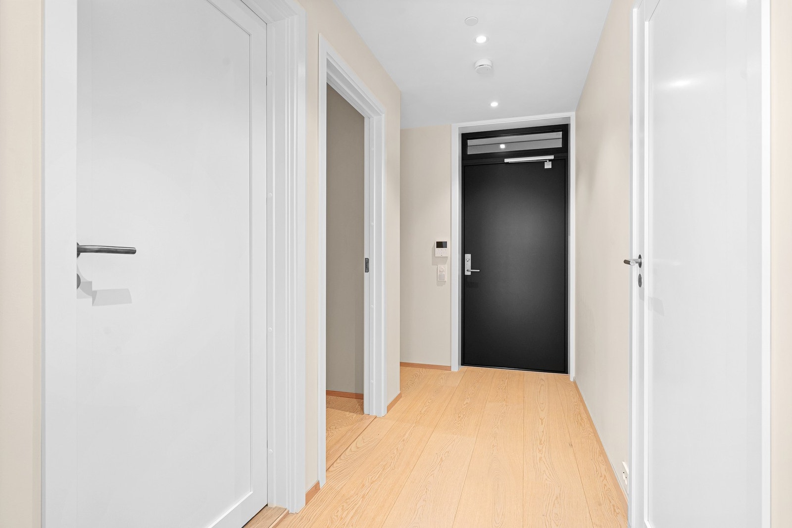 Velkommen inn! Leiligheten styres via smartstyring. Med SG Smart - appen kan du justere lys og varme, slik at du alltid kommer til et hjem som er klart og behagelig. Galleribilde