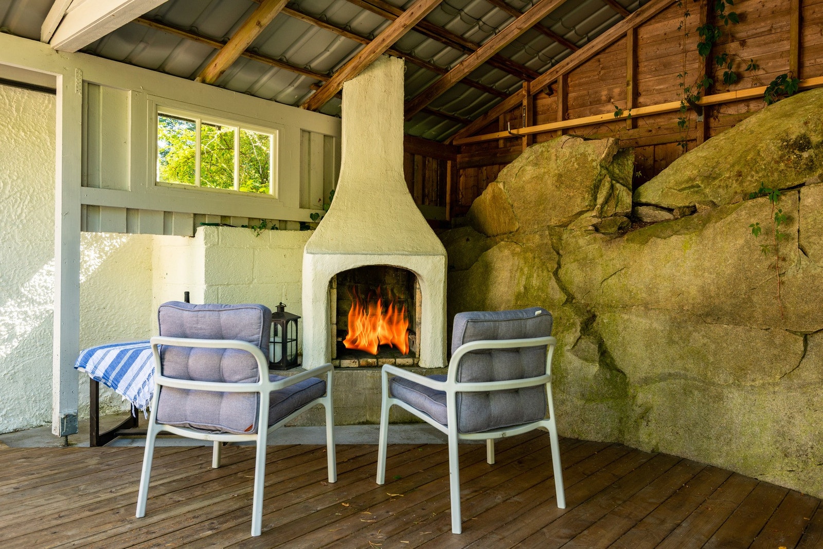 Overbygget pergola for sene kvelder og gråværsdager Galleribilde