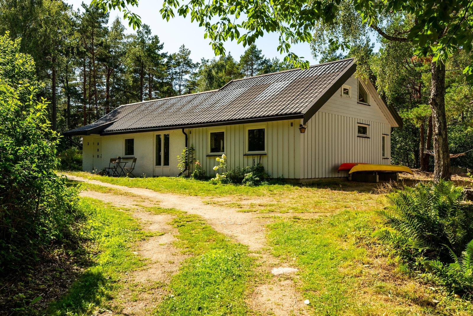 En koselig landevei tar deg inn til denne hytta samt en nabohytte Galleribilde