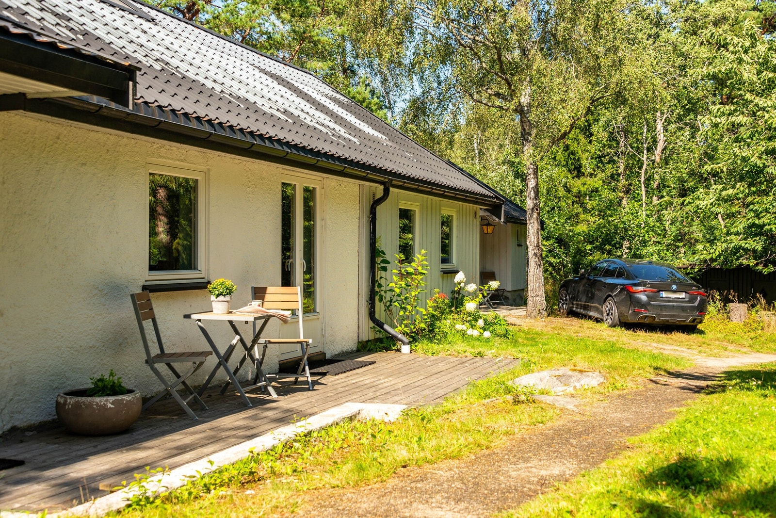 Koselig uteplass med formiddagssol Galleribilde