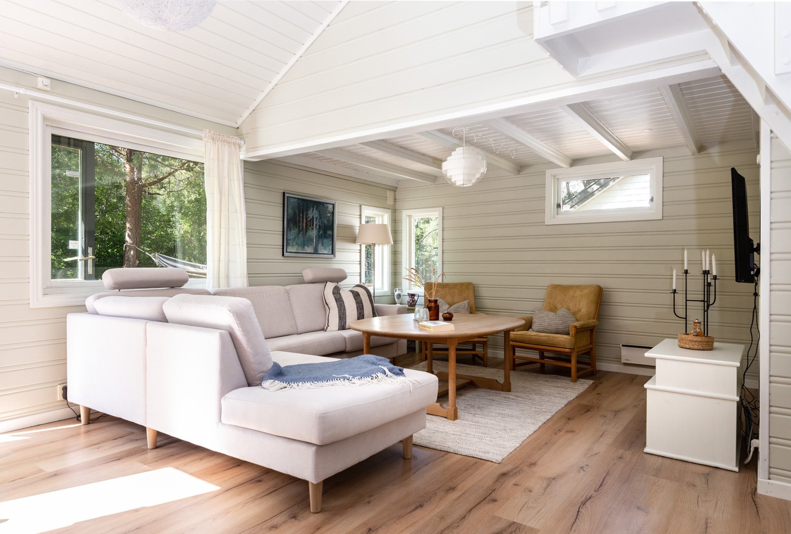 Romslig og lys stue Galleribilde