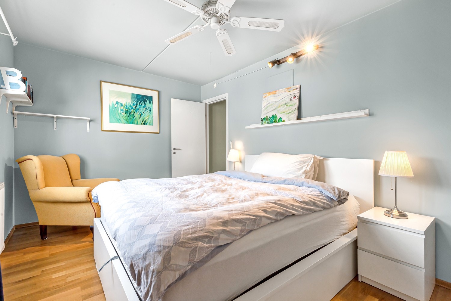 Soverom 1 er romslig med walk-in closet Galleribilde