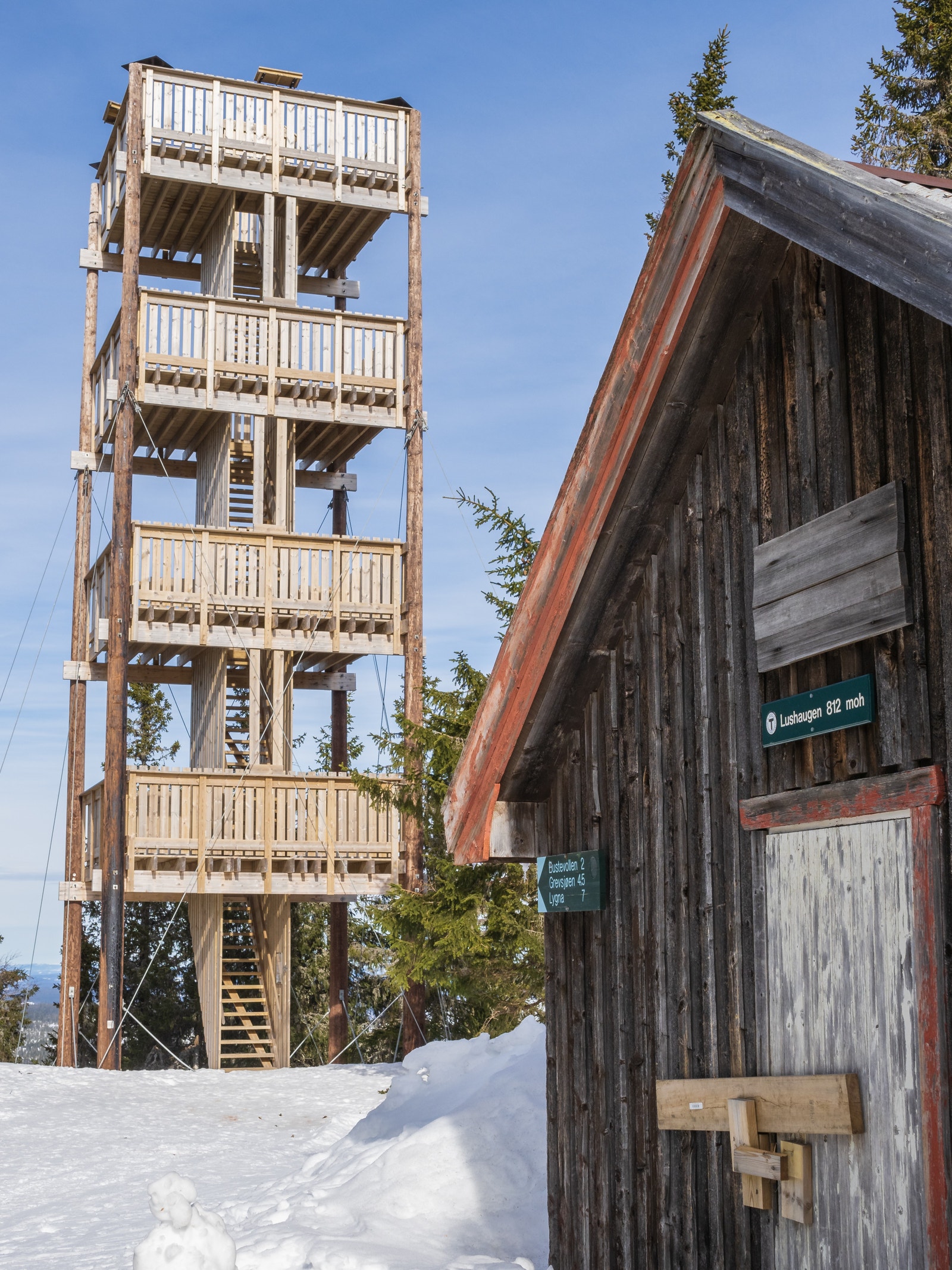 Lushaugtårnet er et hyggelig turmål, sommer som vinter. Galleribilde