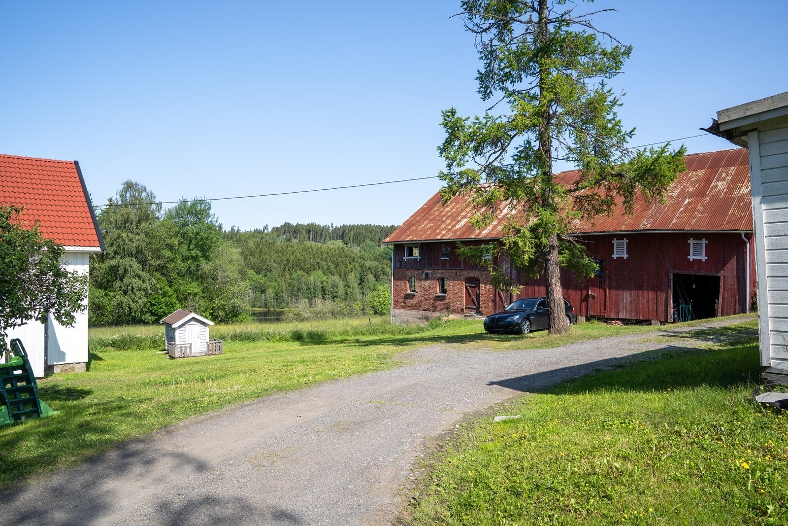 Eiendommen ligger usjenert til ved Glomma og består av en enebolig, en låve og i overkant av 69 mål tomt. Galleribilde
