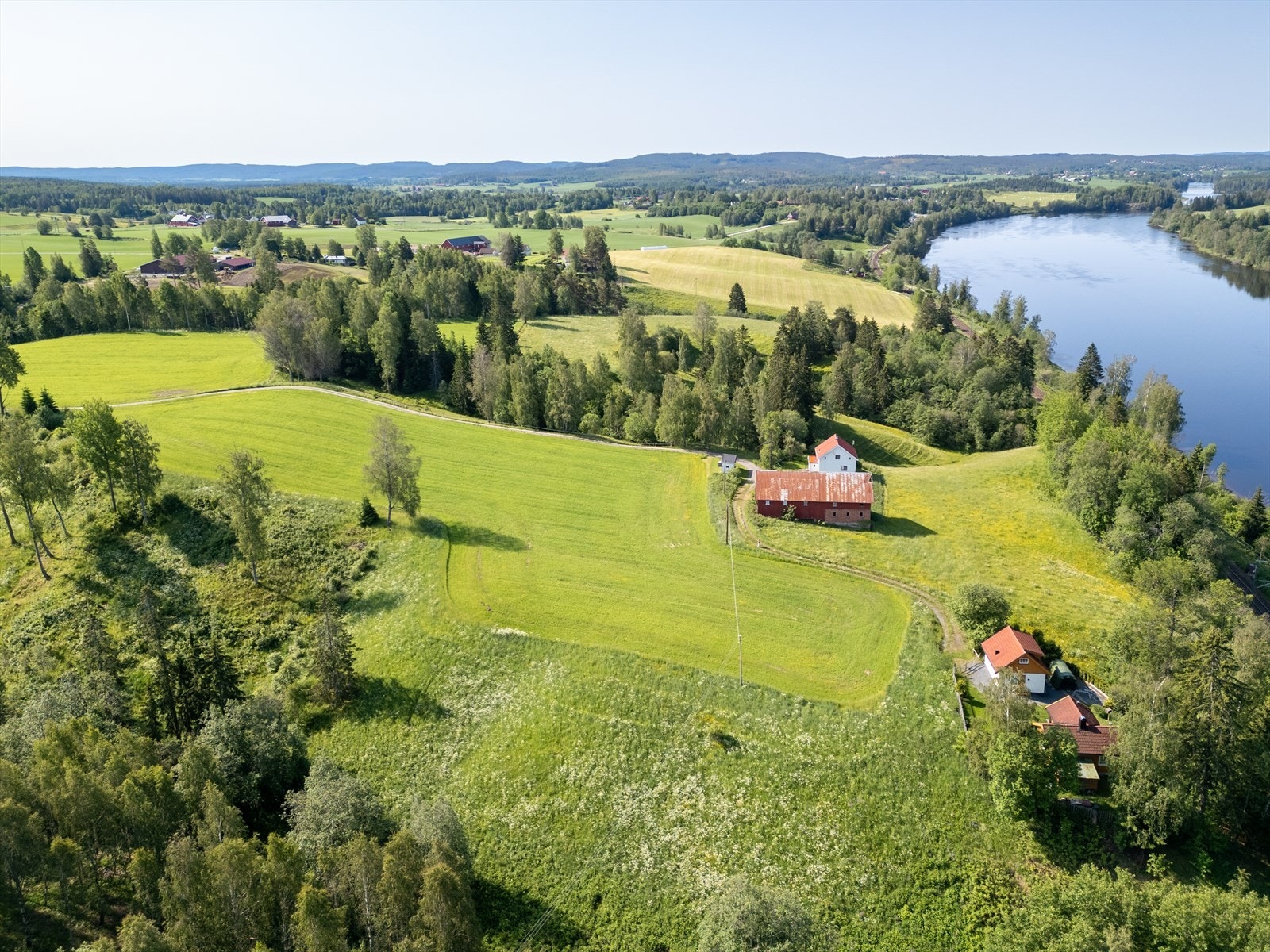 Eiendommen ligger nord i Lillestrøm kommune, i delen som tidligere var Sørum kommune. Nærmeste togstasjon er Blaker. Galleribilde
