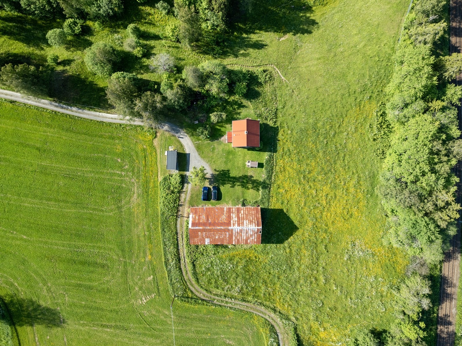 Eiendommen er bestående av blant annet 15,9 kvm innmarksbeite, 13,6 kvm produktiv skog, samt 35,7 kvm fulldyrka jord. Galleribilde