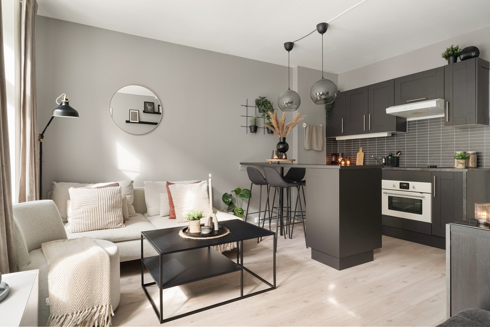 Med tidsriktige material- og fargevalg på gulv og vegger fremstår leiligheten svært innbydende. Galleribilde