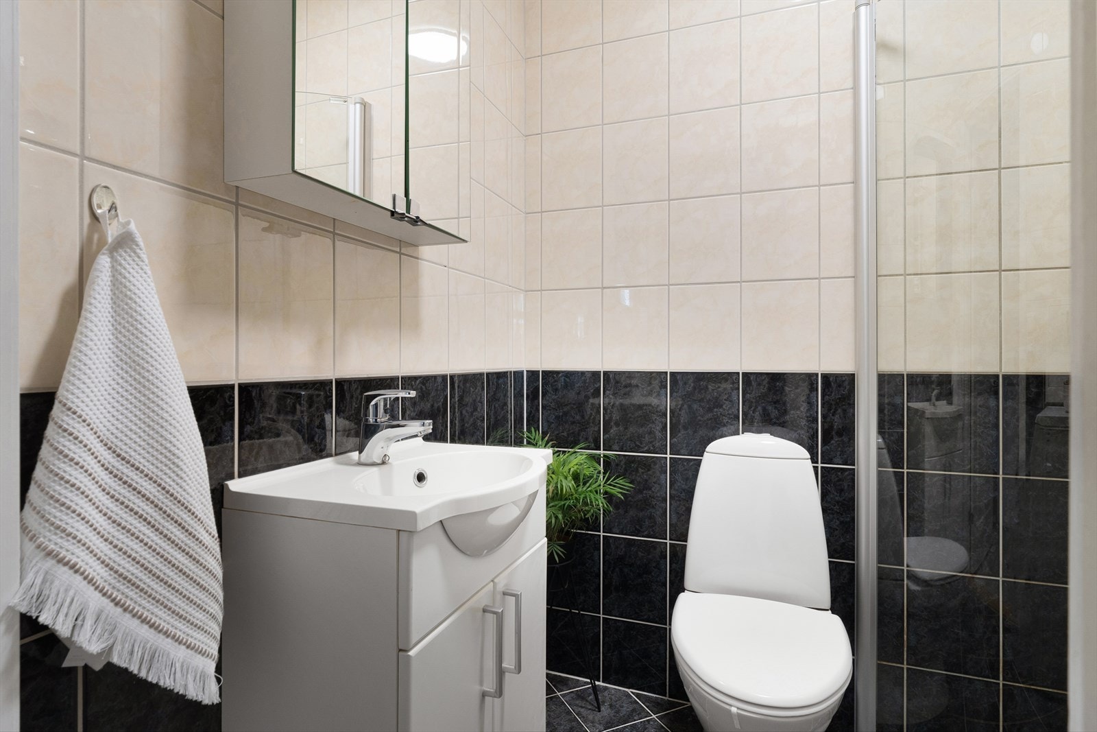 Det helfliserte badet/vaskerommet er på 2,4 m² og er utstyrt med varmekabler i gulvet. Galleribilde