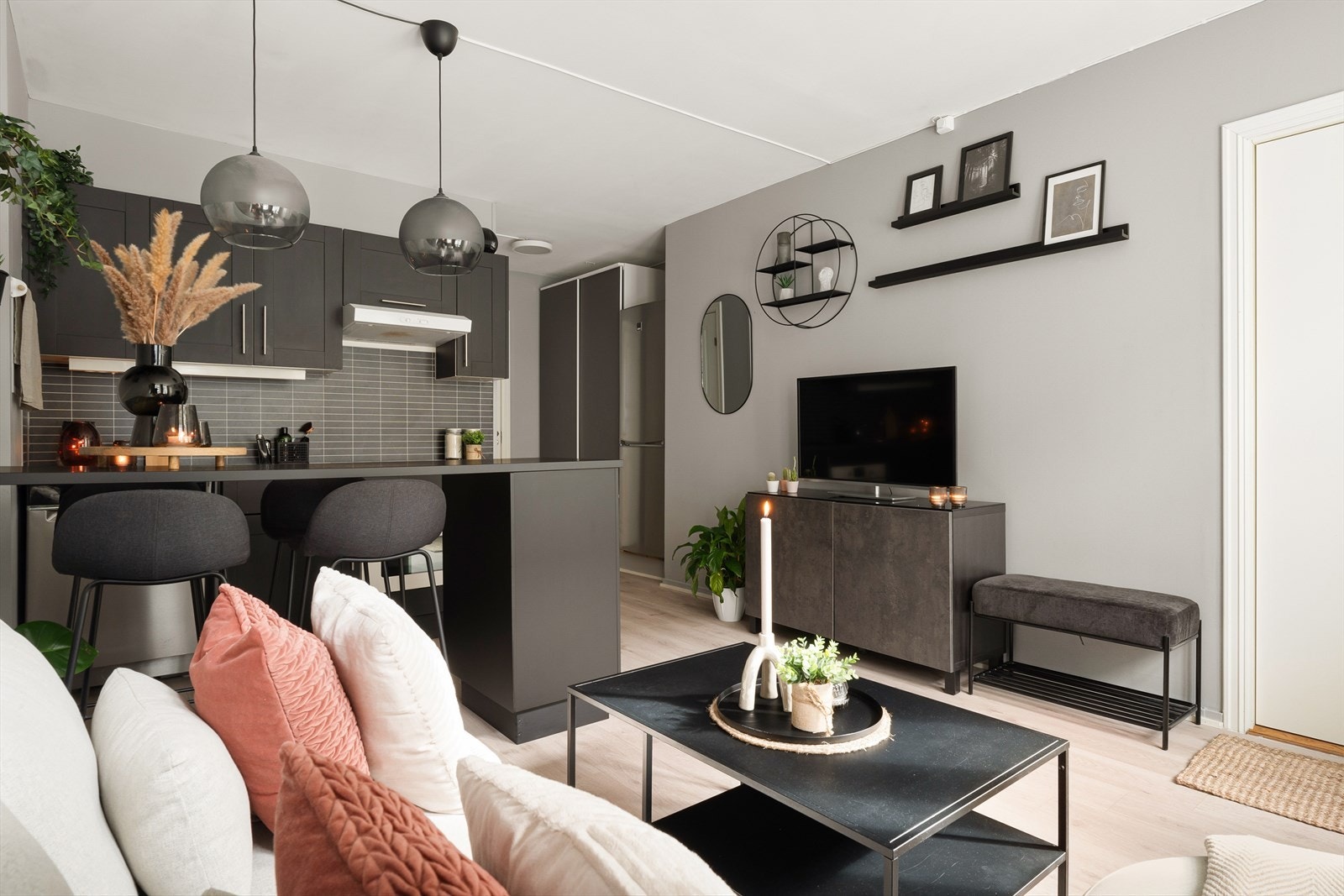 En lekker leilighet med gode kvaliteter og et delikat og moderne uttrykk. Her er det bare å flytte rett inn! Galleribilde