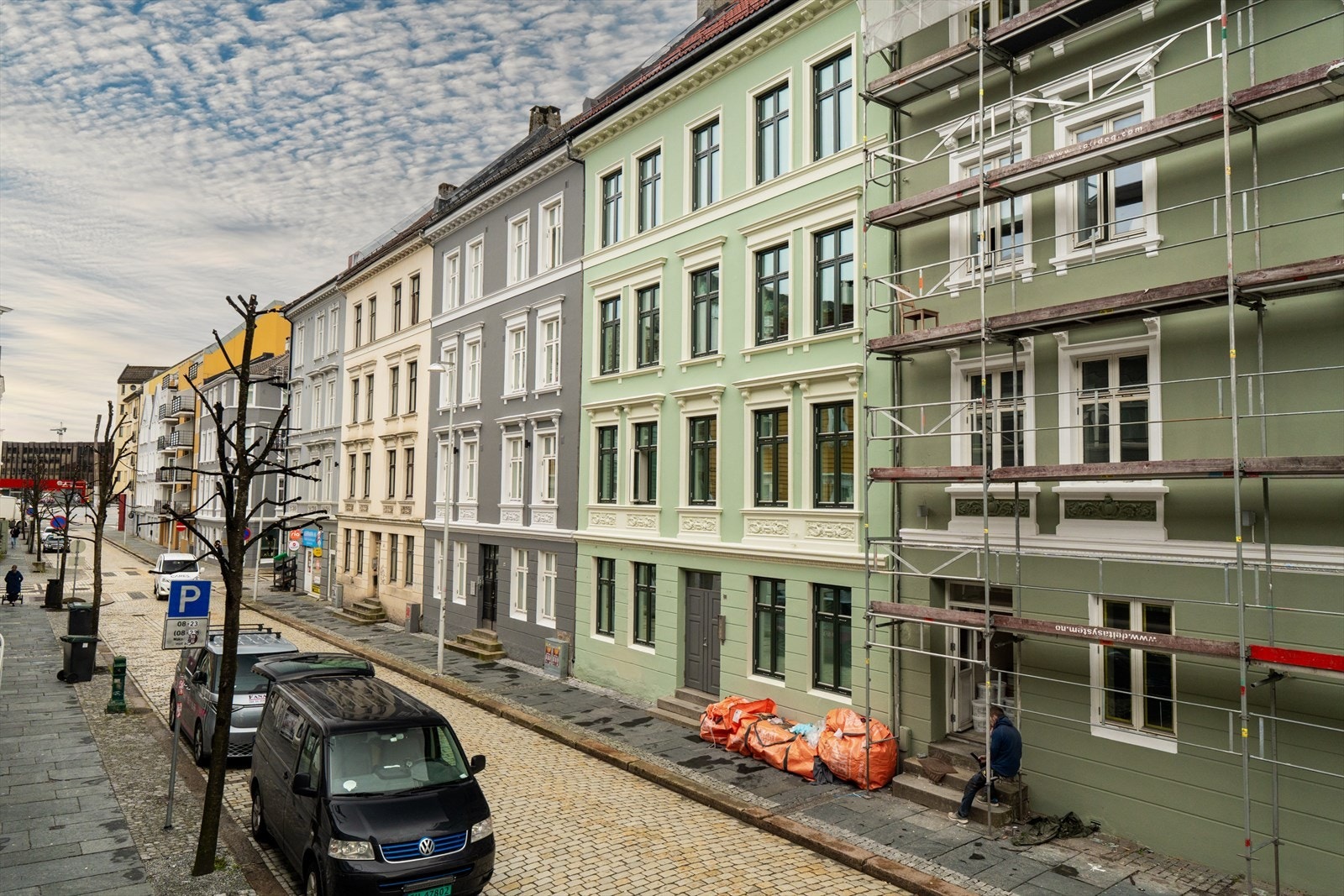 Leiligheten har en sentral og attraktiv beliggenhet i hjertet av Bergen sentrum. Her vil du få gangavstand til alt sentrum har å tilby! Laget har nylig fått malt fasade og byttet vindu. Galleribilde