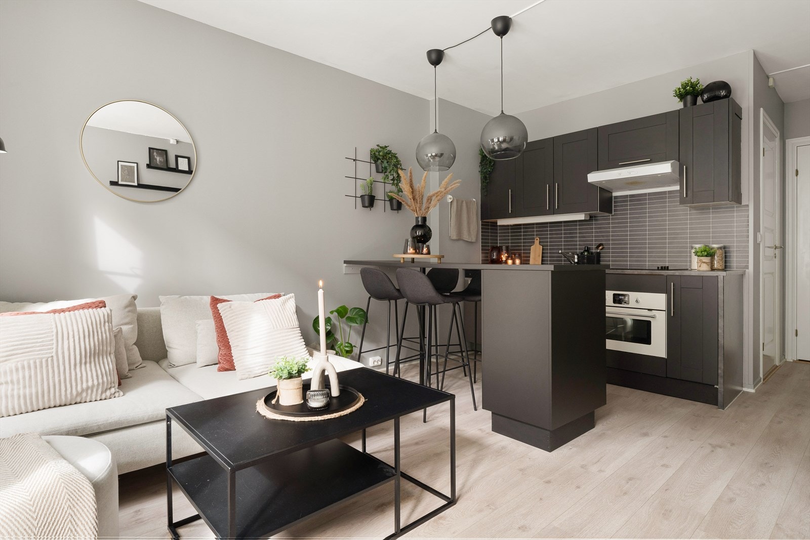 Den åpne stue/kjøkken løsninger måler 18,6 m² og skaper et åpent og hyggelig oppholdsrom. Galleribilde