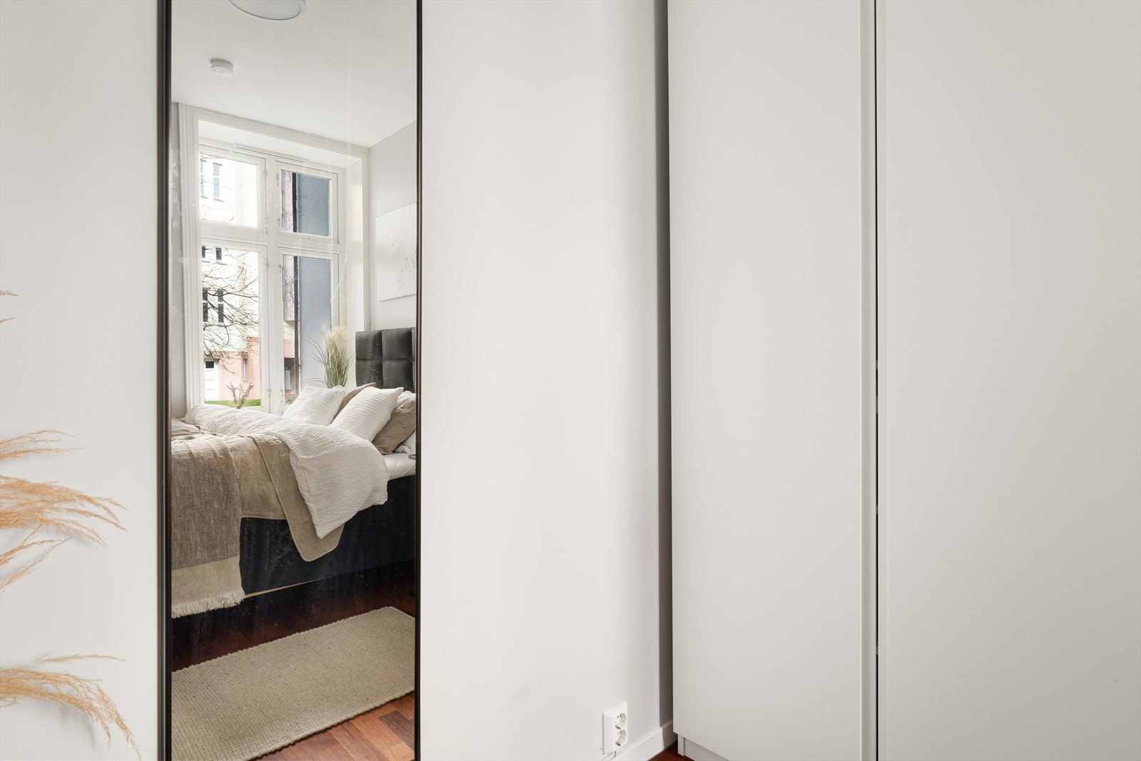 God garderobeløsning både på soverommet og i garderoben utenfor. Galleribilde