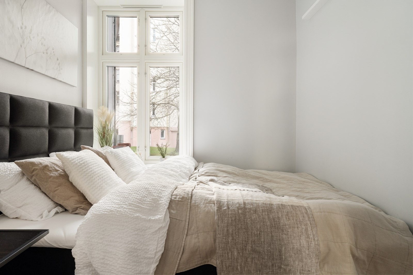 Her er det god plass til stor dobbeltseng, samt stort garderobeskap. Vinduet vender ut til en skjermet og rolig bakgård! Galleribilde