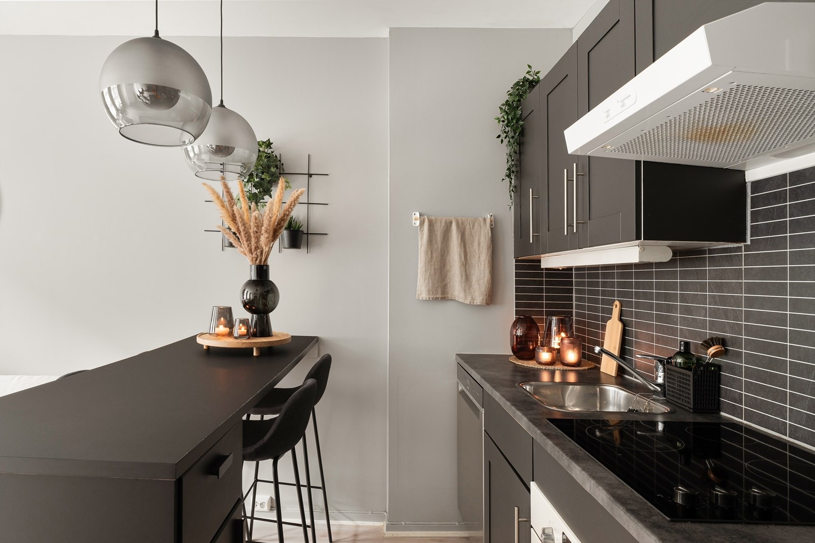 Integrert i innredningen er mikro/stekeovn, platetopp og oppvaskmaskin. Galleribilde