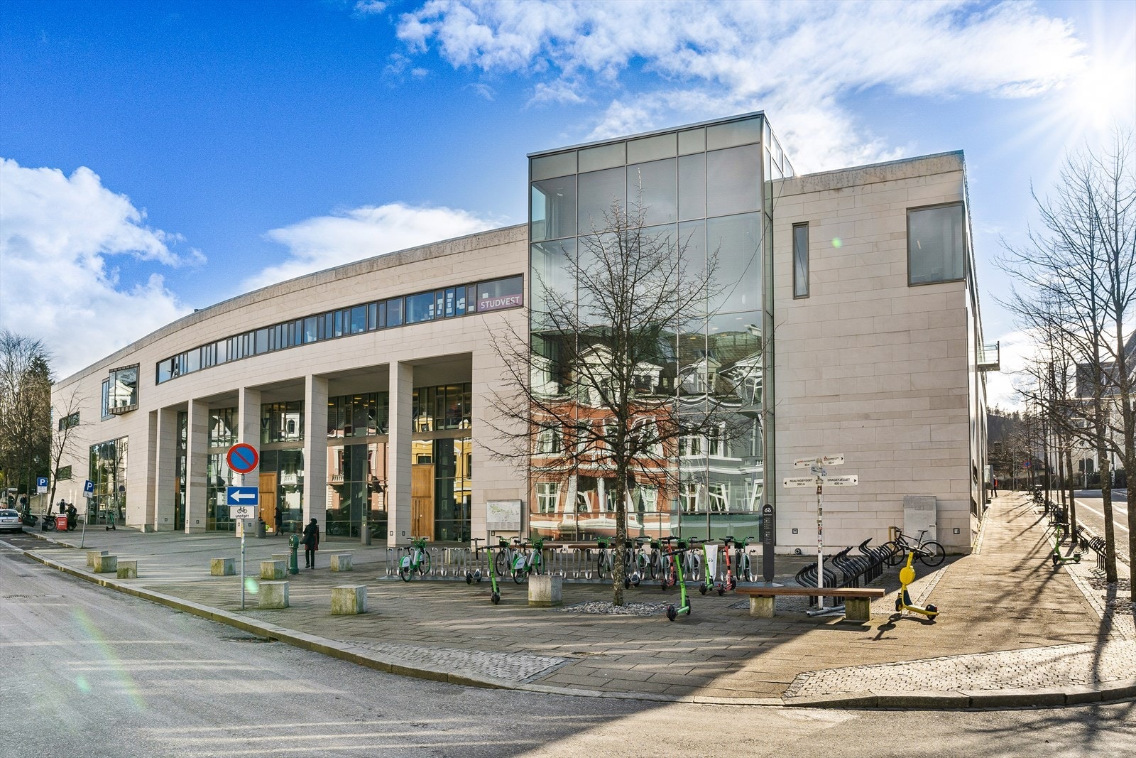Det er kun 600 meter til Universitetet i Bergen, med alt av tilbud til studenter. Ellers er det 900 meter til Handelshøyskolen BI og 1000 meter til Det Juridiske Fakultet. Her er du midt i smørøyet! Galleribilde