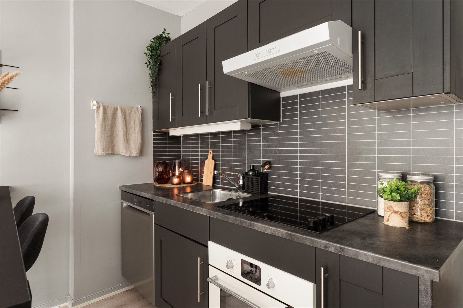 Kjøkkenet er innredet med fronter fra 2021 og laminat benkeplate. Galleribilde