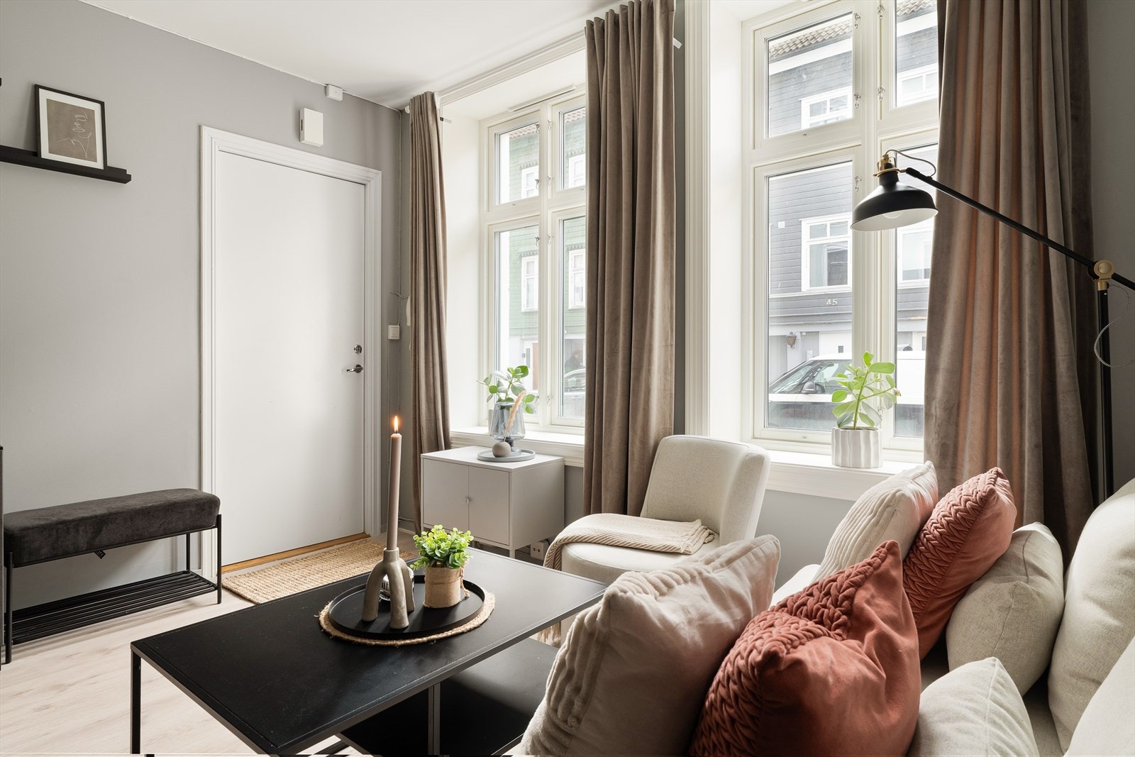 Store vindusflater sørger for rikelig med innslipp av naturlig dagslys. Galleribilde