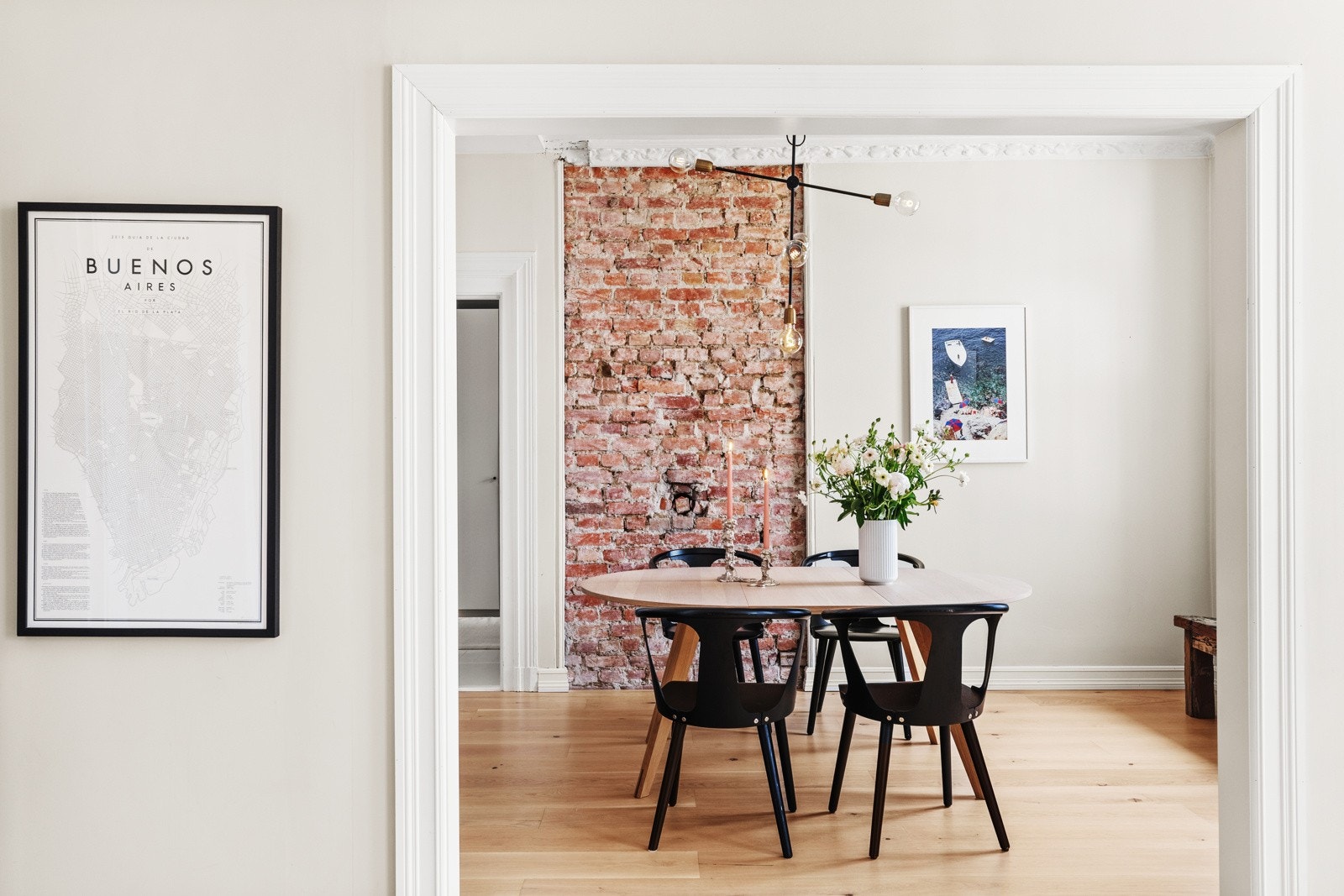 Boligen har en delvis åpen løsning mellom stue og spisestue. Her er det god plass til både en sofagruppe, spisegruppe og annet ønsket møblement. Galleribilde