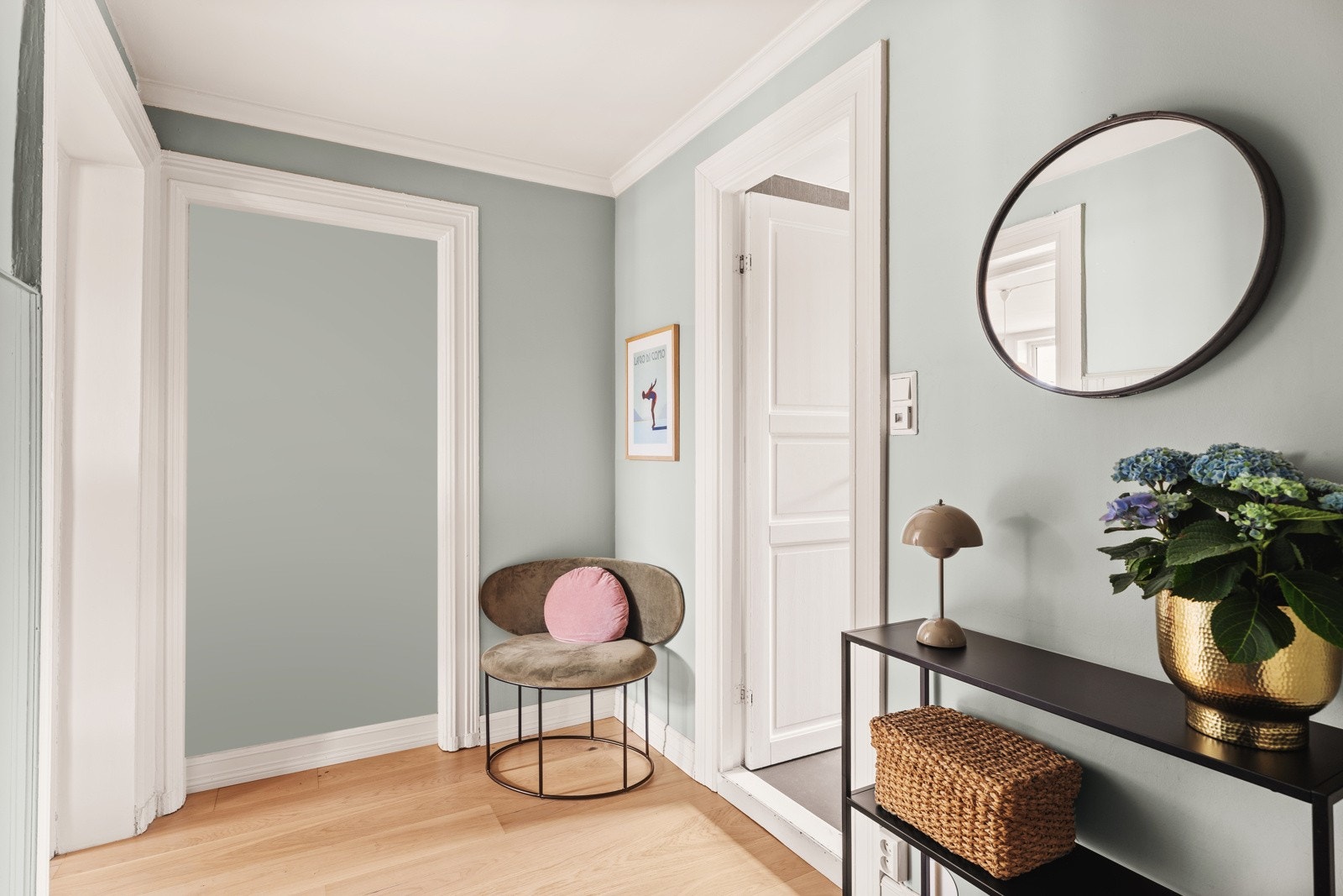 Man ankommer boligen i en lys og romslig entré som gir et svært godt førsteinntrykk. Her er det god plass til garderobeskap, noe som gir praktiske løsninger for oppbevaring av yttertøy og sko - ryddig og oversiktlig fra første steg inn! Galleribilde