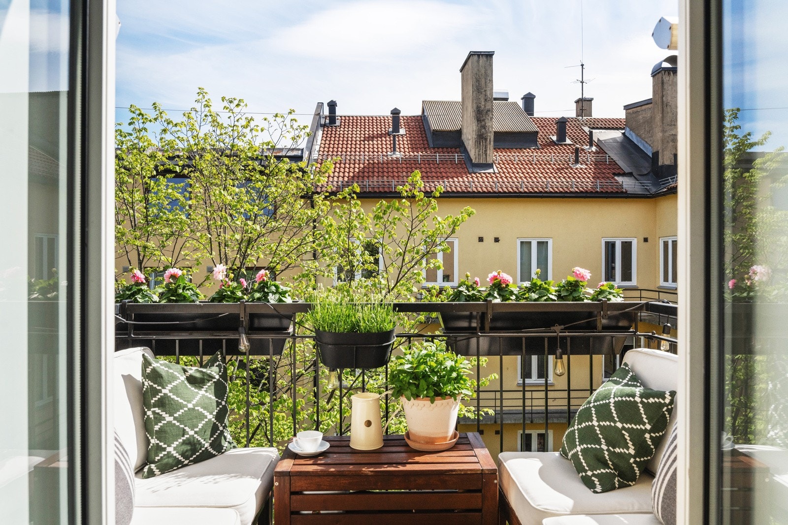 Her kan man nyte morgenkaffen med et luftig utsyn mot den rolige bakgården. Galleribilde