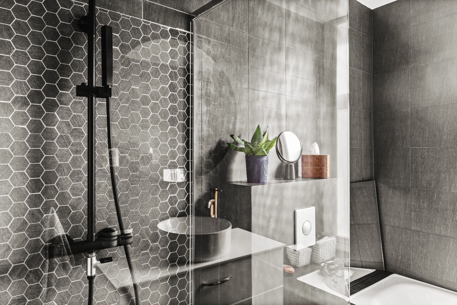 Rommet er godt utnyttet med dusjnisje, badekar, vegghengt toalett, servant og opplegg for vaskemaskin. Galleribilde