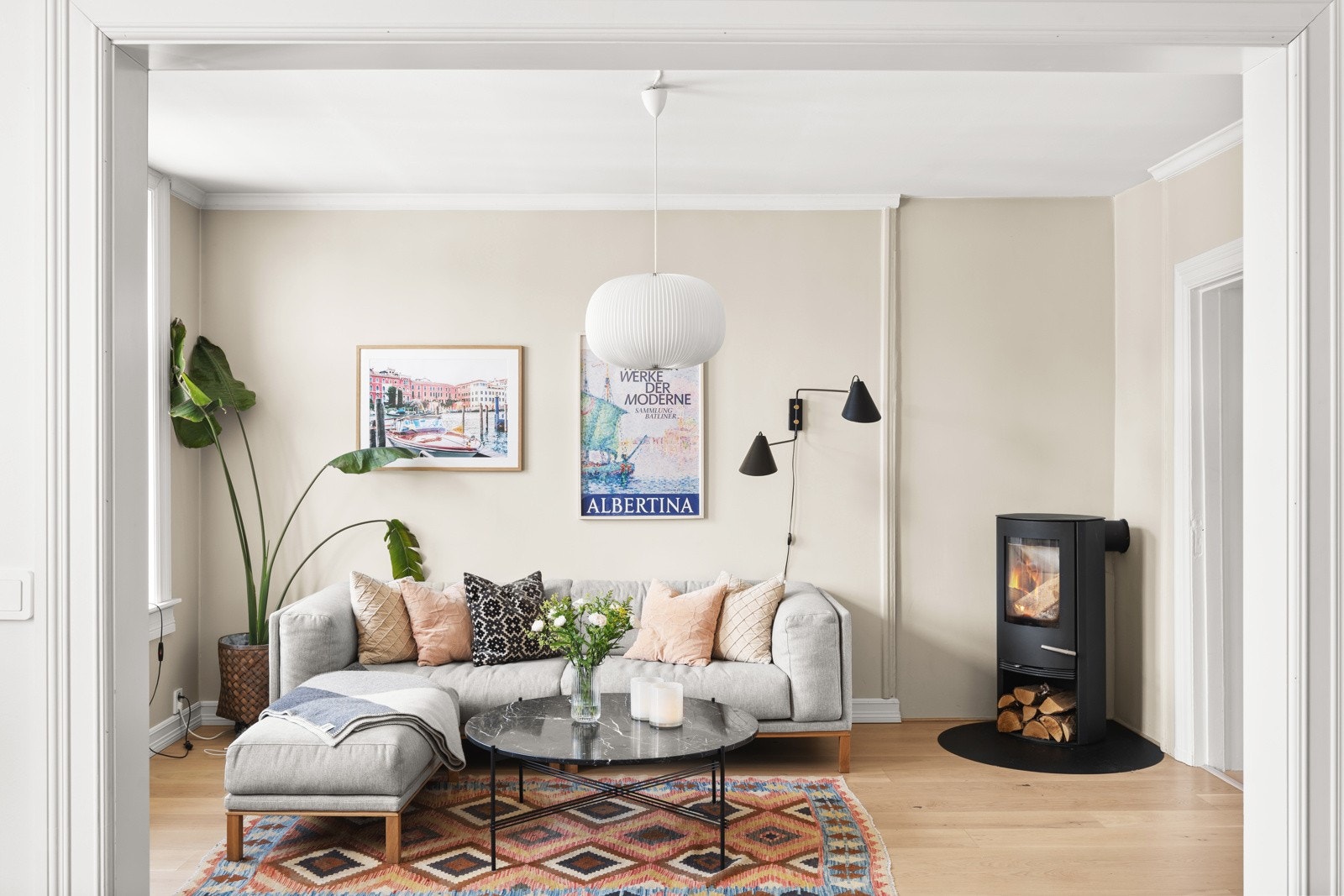 Boligen er gjennomgående med luftig planløsning som inkluderer entré, stort oppholdsrom med stue og spisestue, separat kjøkken, soverom, bad og praktisk kott. Galleribilde