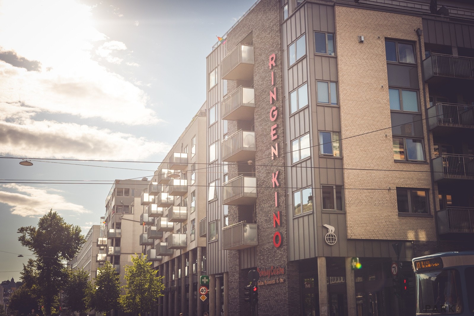 Like i nærheten ligger Ringnes Park, et naturlig knutepunkt i området, som huser blant annet Ringen Kino, et moderne SATS treningssenter, matbutikken Meny med bredt varesortiment, apotek, frisør og flere andre servicetilbud. Galleribilde
