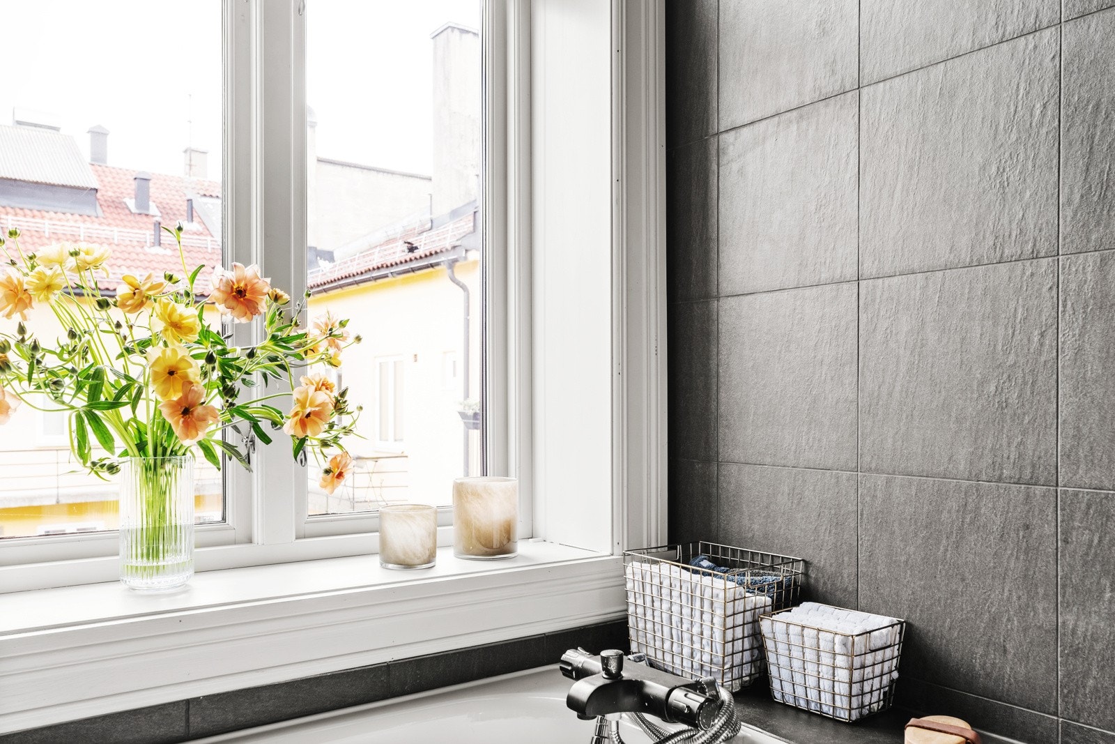 Det behagelige badekaret gir en spa-følelse i en ellers travel hverdag. Tenn lys og ro ned. Galleribilde