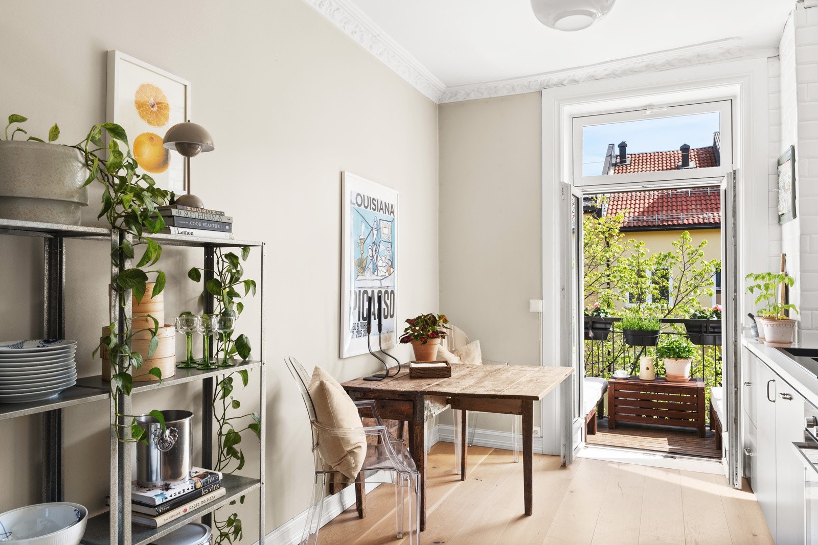 Boligen har en attraktiv beliggenhet på Grunerløkka i en klassisk bygård fra 1899. Galleribilde