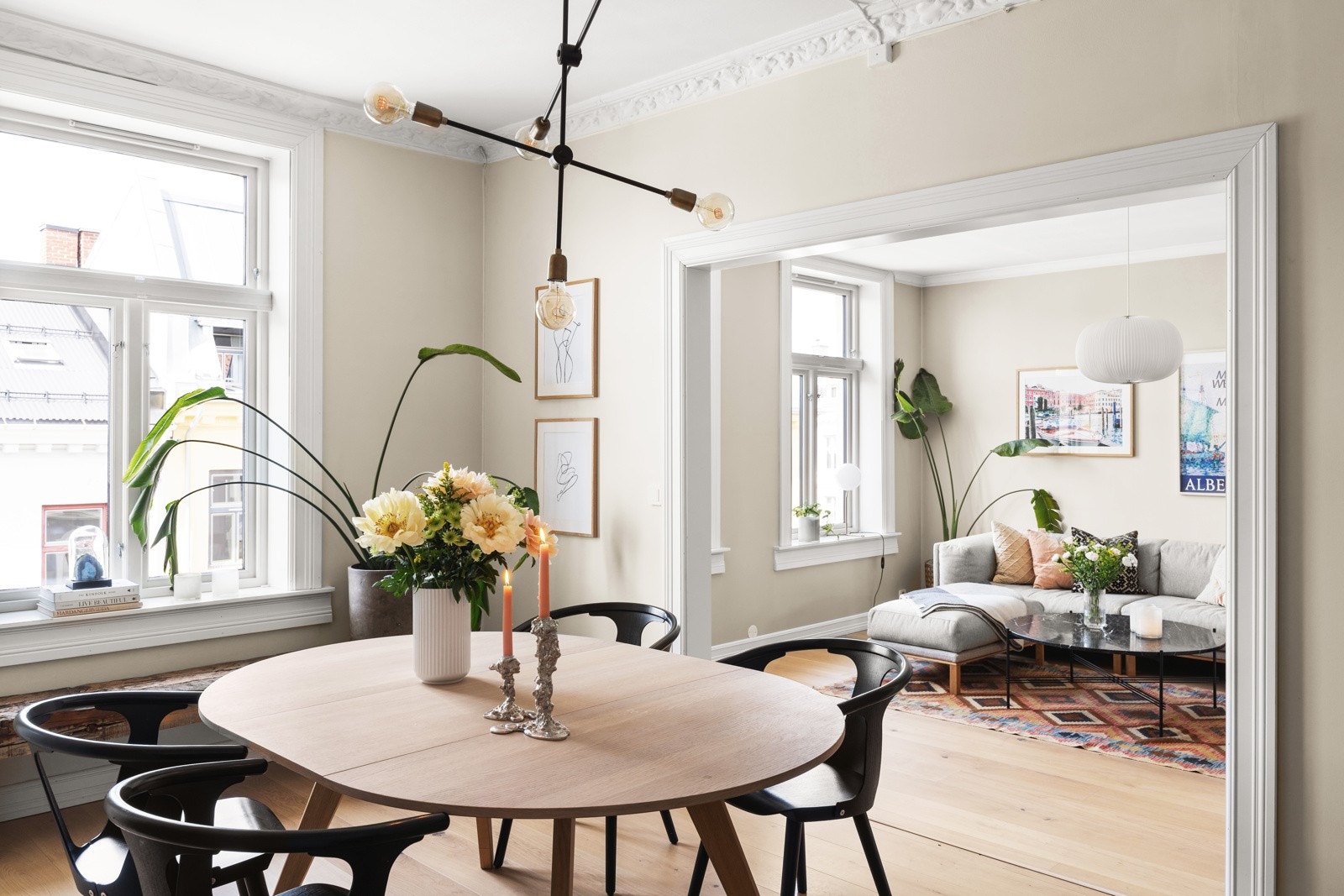 Det er god plass til en stor spisegruppe, perfekt for sosiale sammenkomster. Galleribilde