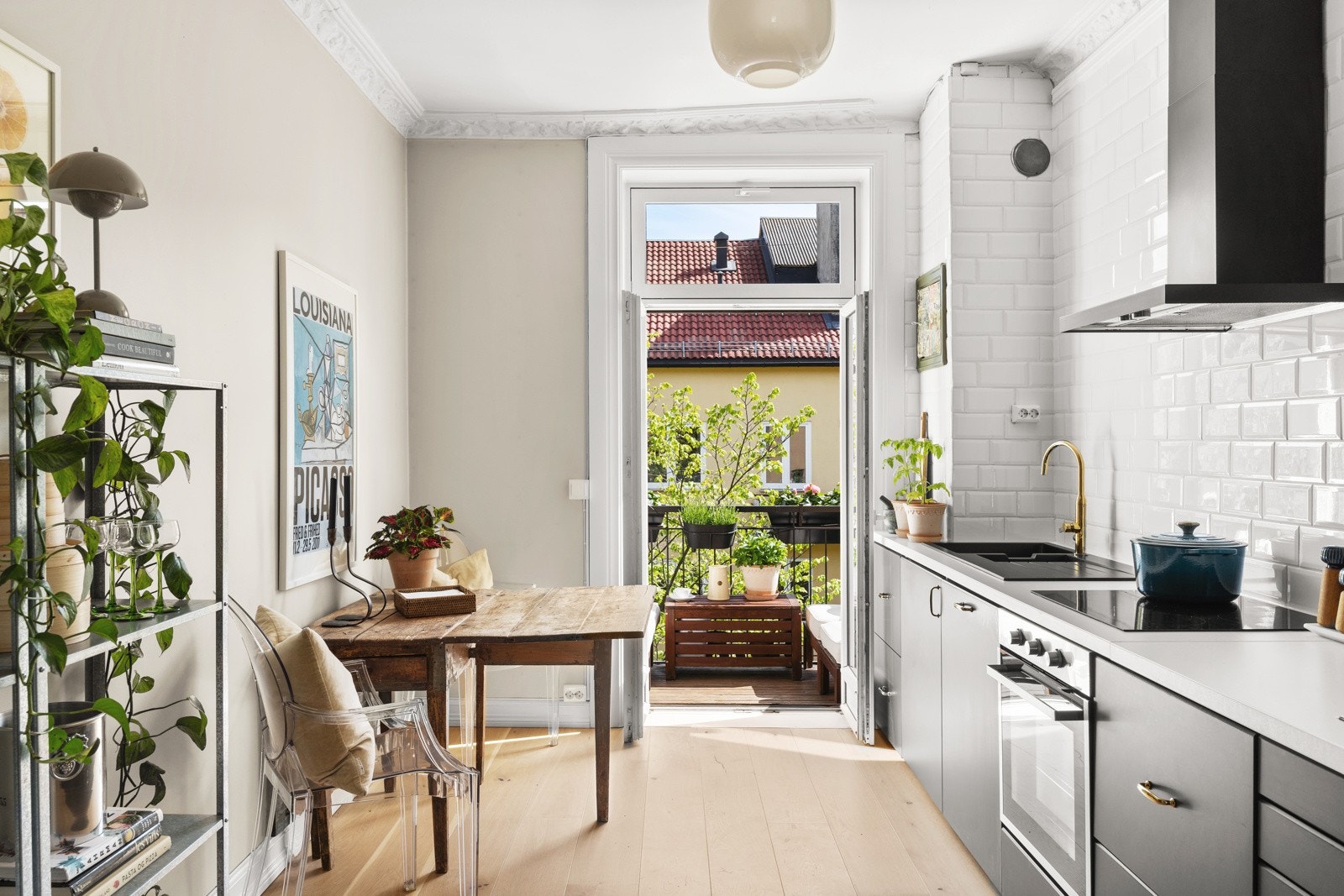 Kjøkkenet er moderne og stilrent fra 2019 med glatte fronter og laminat benkeplate. Også her finner du stukkatur og rosett i taket, som tilfører rommet klassisk sjarm. Galleribilde