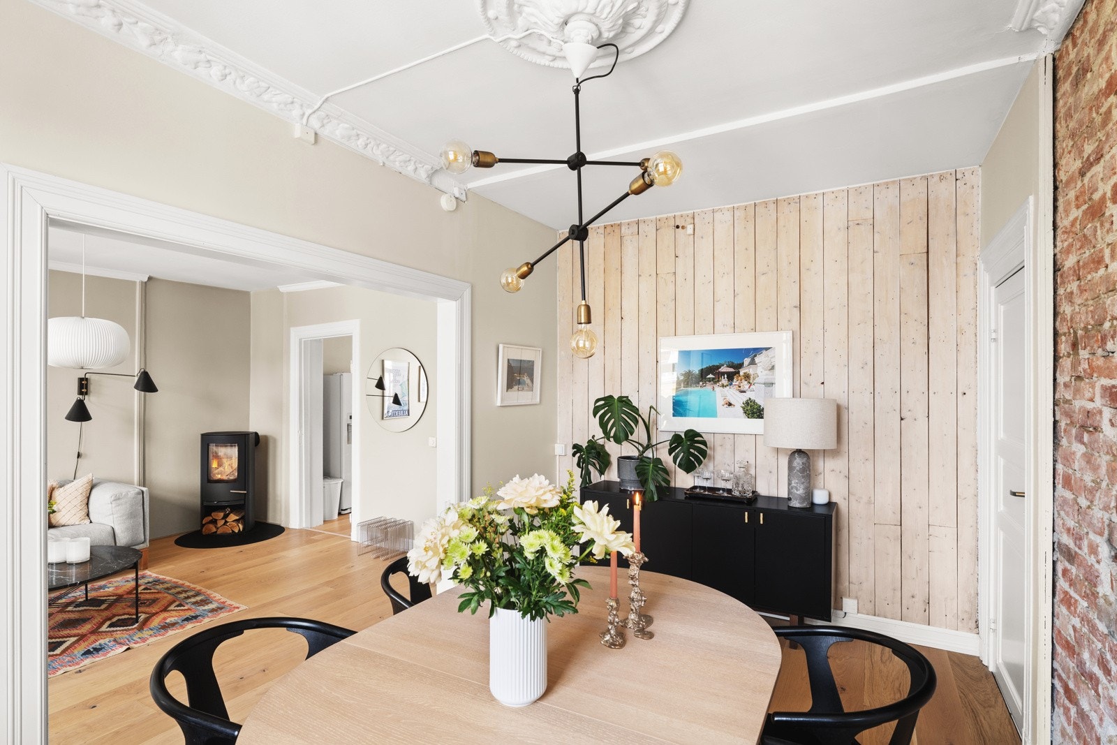 Leiligheten har klassiske og ettertraktede detaljer som rosetter, stukkatur, god takhøyde, samt balkong og peis. Galleribilde