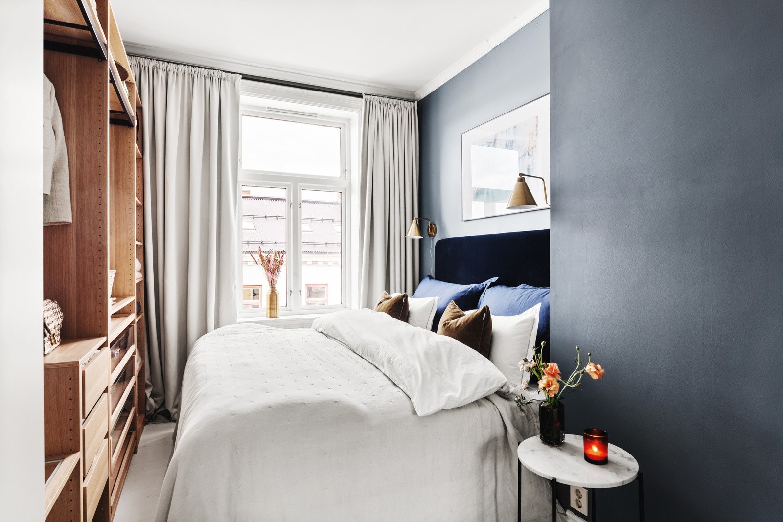 Soverommet har en behagelig størrelse med god plass til dobbeltseng, nattbord og øvrig møblement. Store vindusflater slipper inn rikelig med naturlig lysinnslipp. Galleribilde