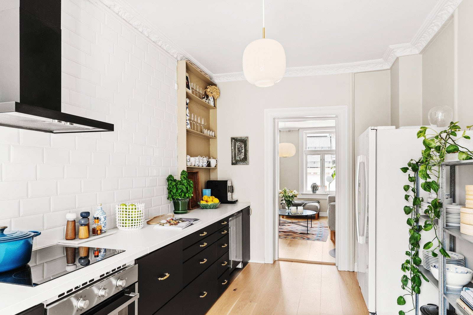 Her er det godt med benkeplass og oppbevaring i underskap. Integrerte hvitevarer består av oppvaskmaskin, komfyr, platetopp og et flott vinskap. Frittstående kjøl/fryseskap. Galleribilde