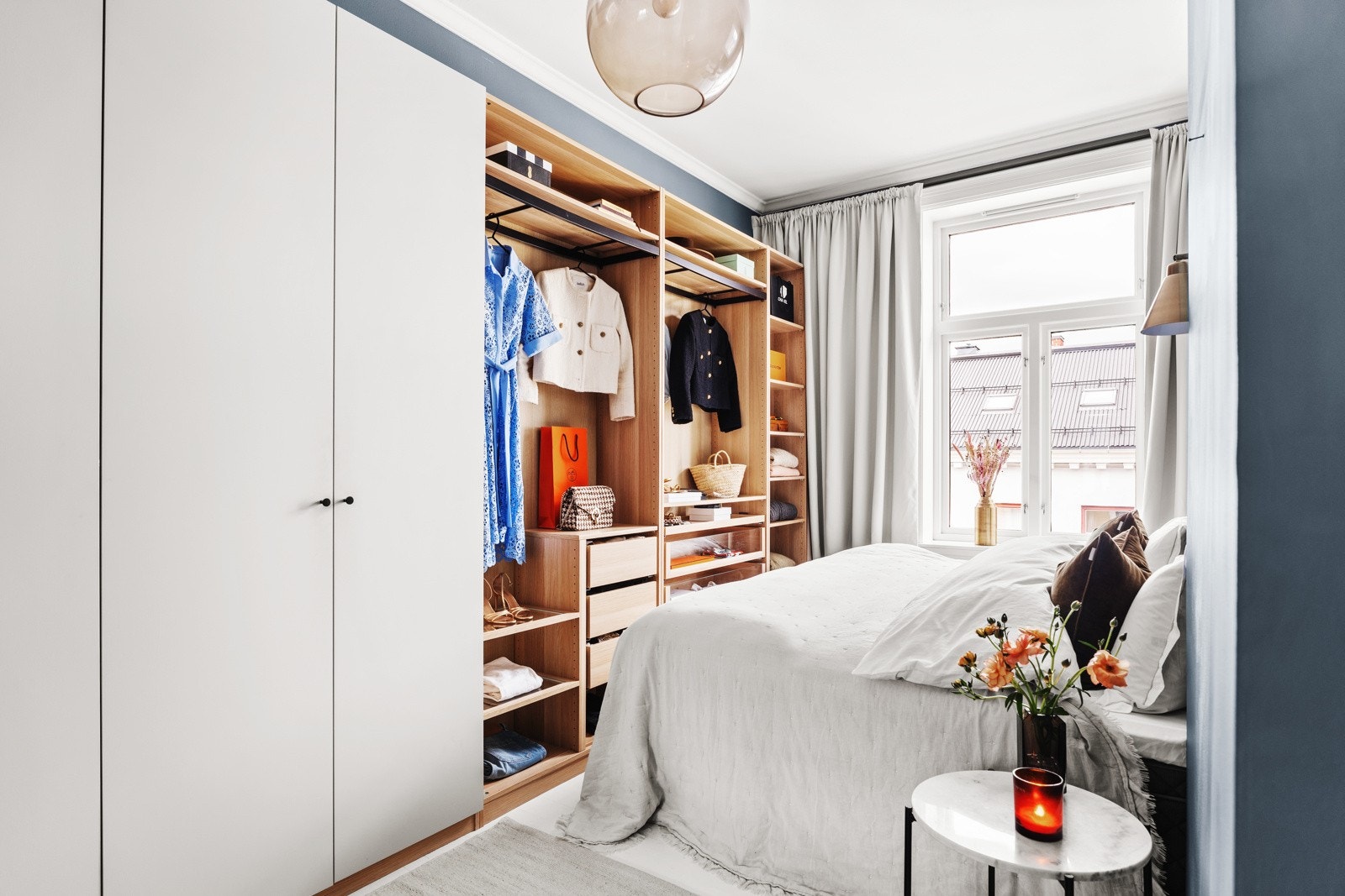 Rommet fremstår som lunt og innbydende, med vegger malt i en dus og rolig fargetone som gir en avslappende atmosfære. Galleribilde