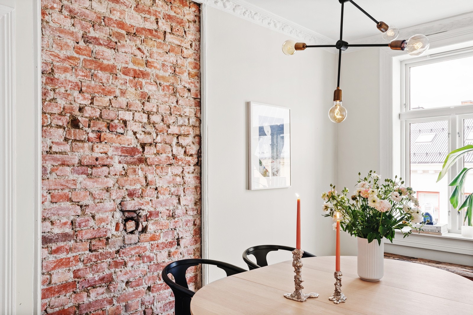 En synlig murvegg, som setter et ekstra unikt preg på boligen. Galleribilde