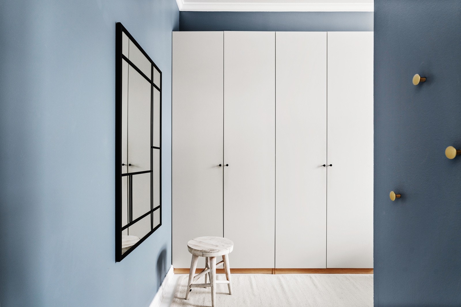 Soverommet er innredet med garderobeskap langs den ene veggen med god plass til klær og annen oppbevaring. Galleribilde