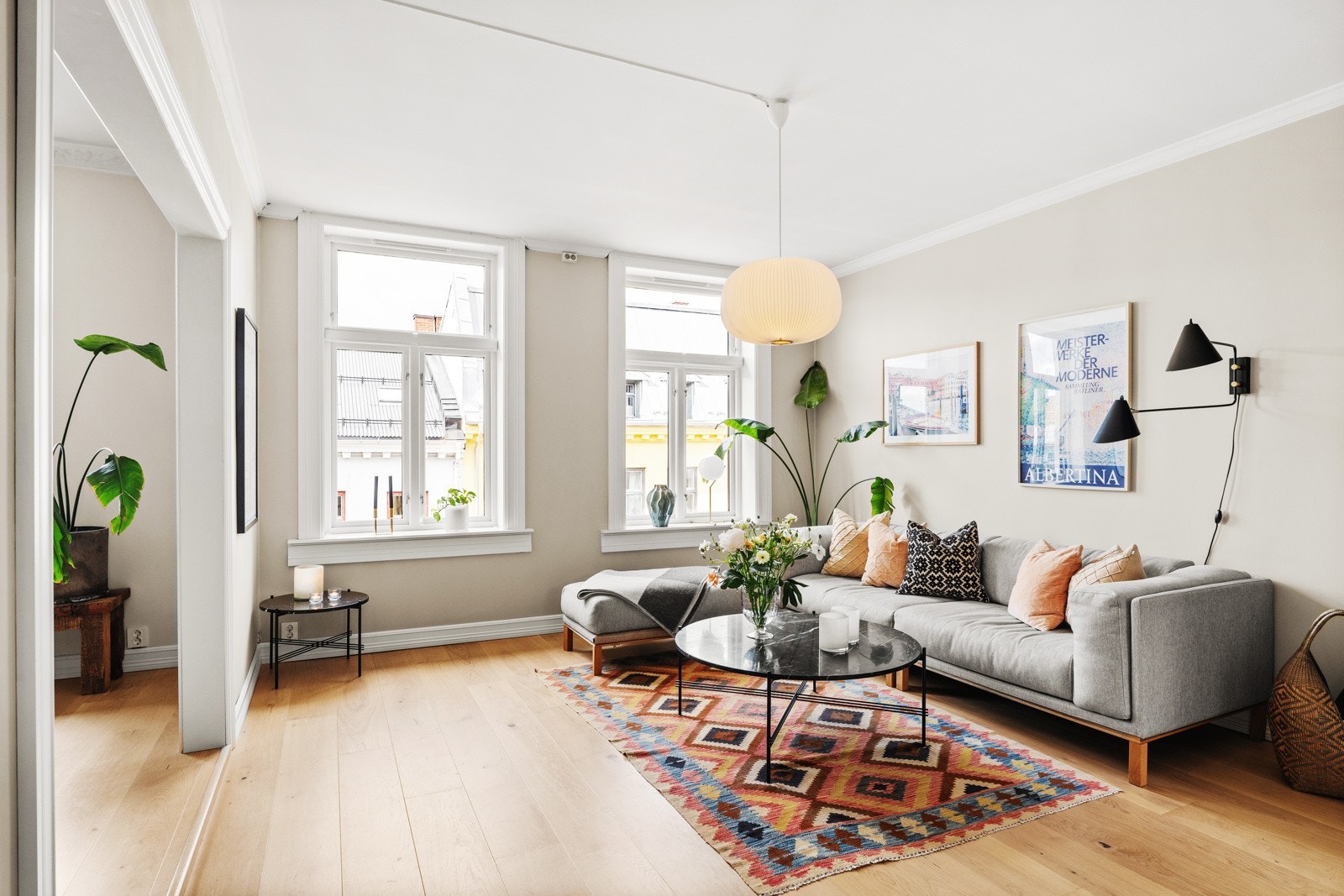 Gjennomgående i boligen er det dype og store vinduskarmer, noe som gir svært gode lysforhold. Galleribilde