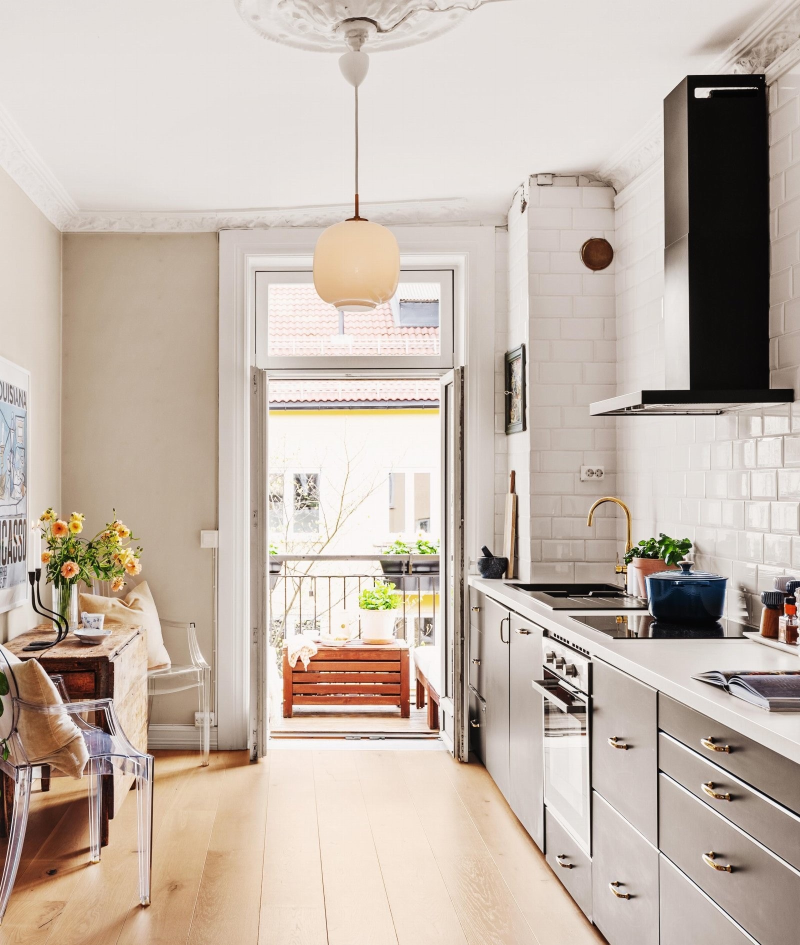 Detaljer som god takhøyde, stukkatur og rosett i taket setter et klassiskt preg på kjøkkenet. Galleribilde