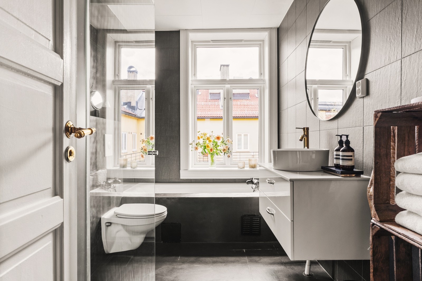 Pent flislagt baderom med microsement på gulv og elektriske varmekabler. Galleribilde