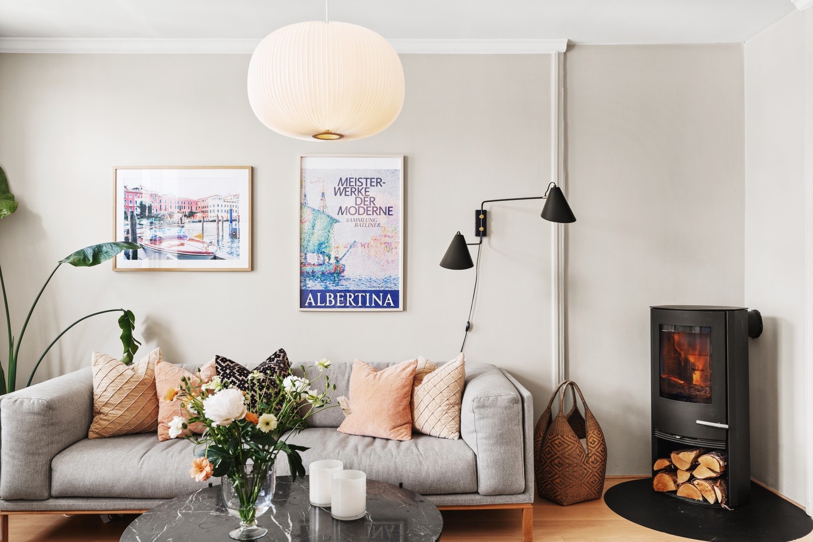 Gulvene er avrettet der det er lagt varmefolie under den lekre enstavsparketten. Galleribilde