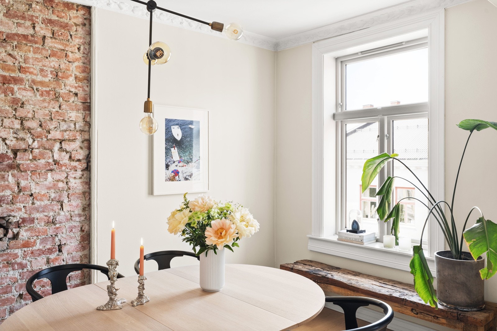 Spisestuen er av god størrelse med åpen løsning mot den andre stuen. Galleribilde